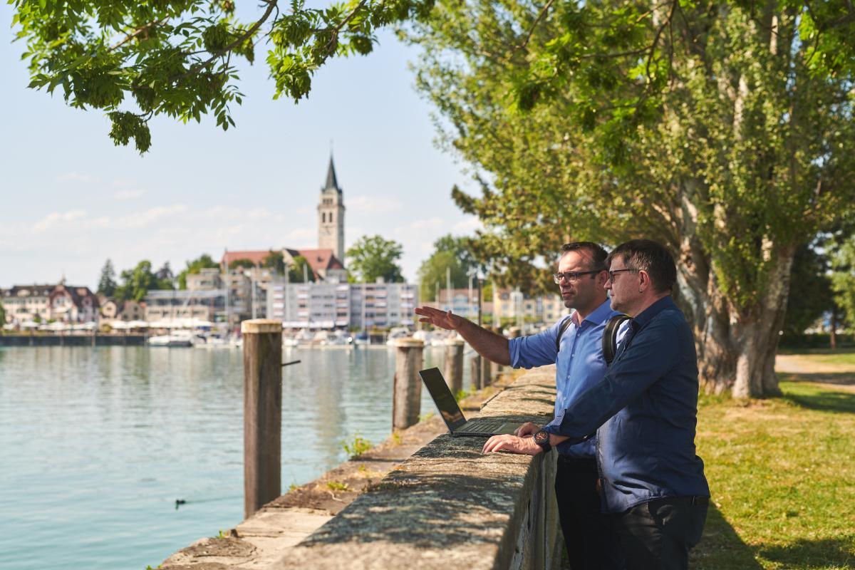 Geschäftsleiter Gilbert Piaser und Projektleiter Samuel Struhs im Hafenareal Romanshorn