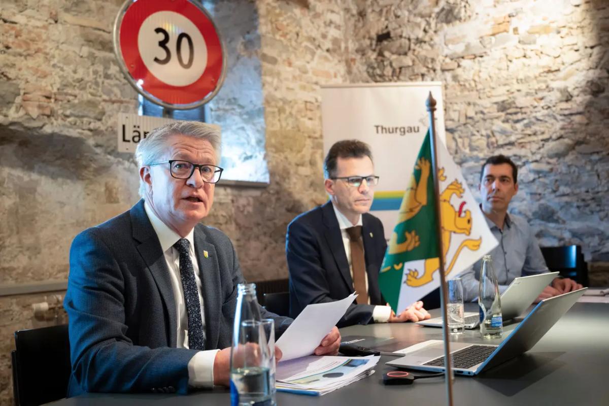 Andy Heller, Leiter des kantonalen Tiefbauamts, Regierungsrat Dominik Diezi und Ivo Spalinger, Ressortleiter Lärmschutz beim kantonalen Tiefbauamt, stellen in Steckborn die Pläne für Tempo 30 auf Kantonsstrassen vor.