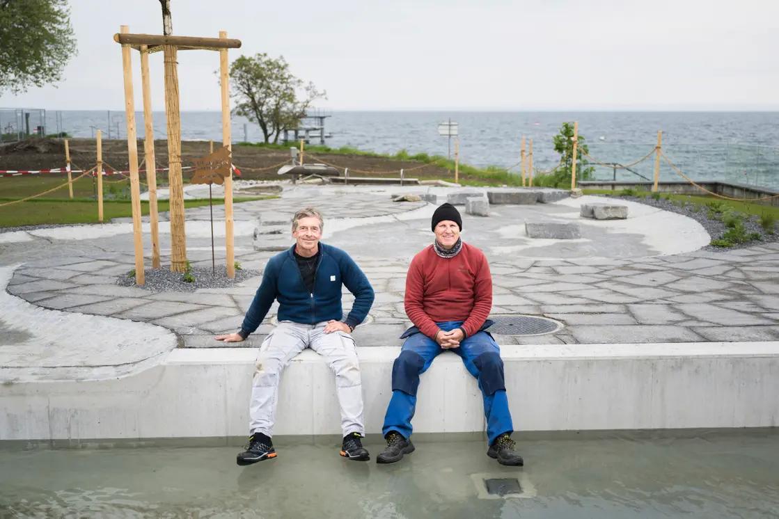 Badmeister Alex Michevc (rechts) und sein Stellvertreter Christoph Haas im Seebad Horn. Das neue Kinderbecken ist das Herzstück in der umgebauten Badi.