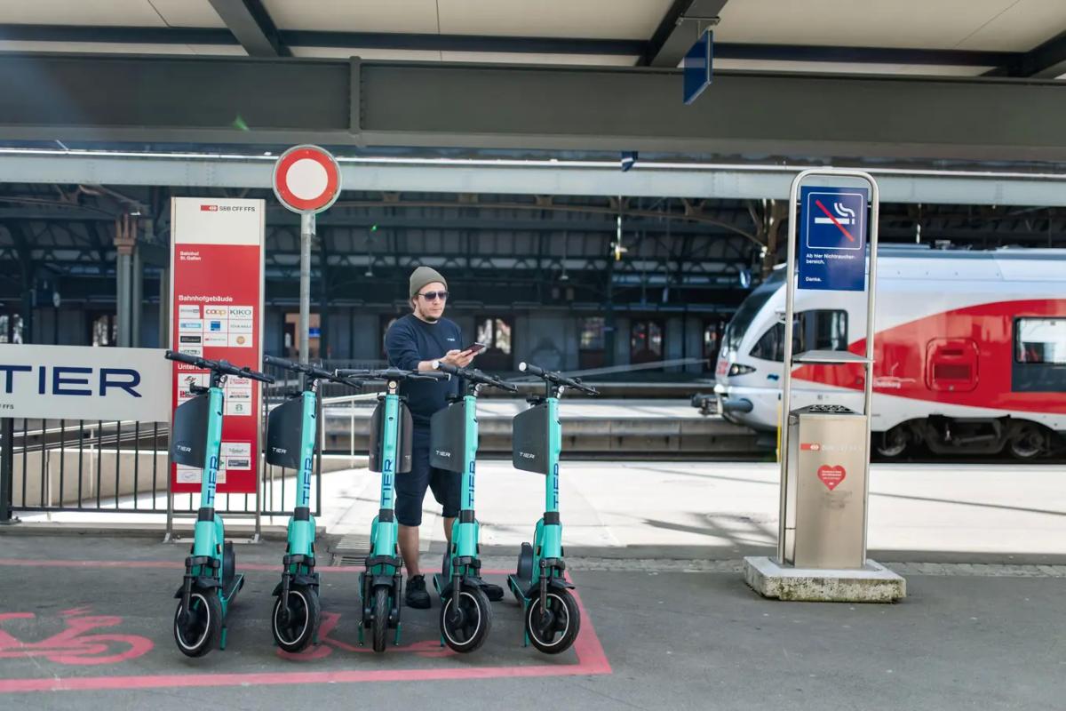 In St.Gallen gehören sie schon länger zum Stadtbild. Nun kann man sie auch im Oberthurgau mieten: die türkisfarbenen E-Scooter der Firma Tier.