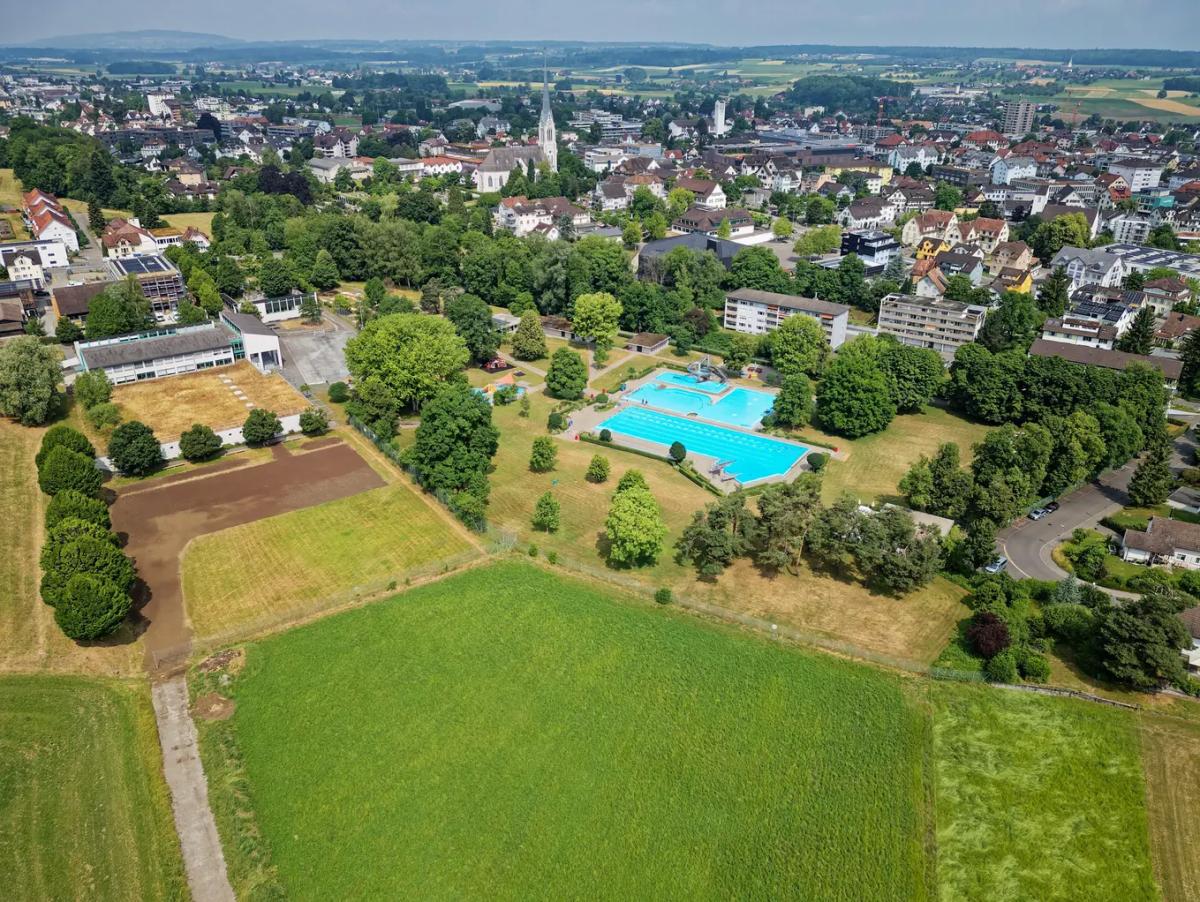 Die mehr als 10'000 Quadratmeter grosse Parzelle 1407 südlich des Schwimmbads, die im Besitz der Politischen Gemeinde Amriswil ist, wäre ideal für den Standort eines Hallenbades. Links befindet sich das Schulhaus Oberfeld, ebenfalls noch mit Landreserven.