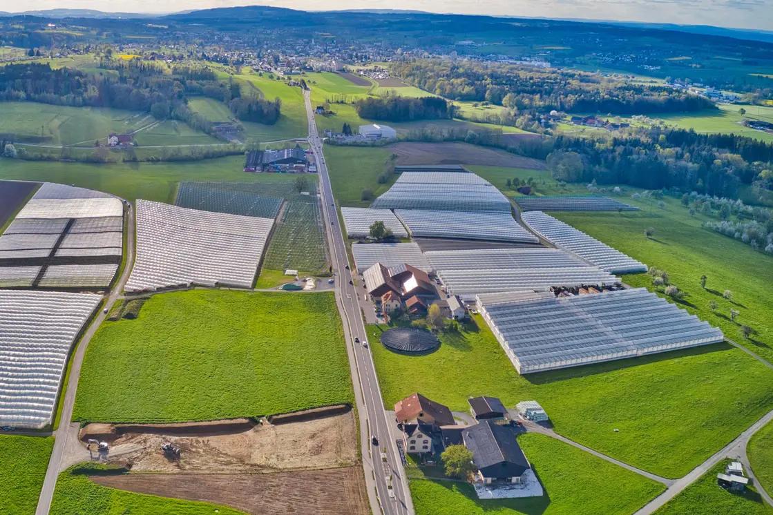Der Bund ist neu für die Hauptstrasse zwischen Amriswil und Steinebrunn – mit dem Sunnehof in der Bildmitte – zuständig. Diese darf deshalb nicht mehr für den Verkehr gesperrt werden.