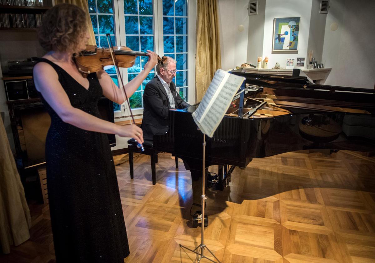 Die drei Hauskonzerte daheim bei Hermann Hess (Klavier) und mit Oriana Kriszten (Violine) waren alle bis auf den letzten Platz besetzt. (Bild: Reto Martin)