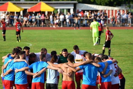 Die Spieler des FC Amriswil schwören sich vor der Verlängerung aufeinander ein. Noch liegt alles drin in diesem Cupspiel. (Bilder: Manuel Nagel)