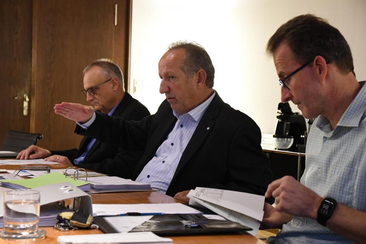 Finanzchef Thomas Grimm, Stadtpräsident Martin Salvisberg und Stadtschreiber Roland Huser stellen das Budget vor. (Bild: Rita Kohn)