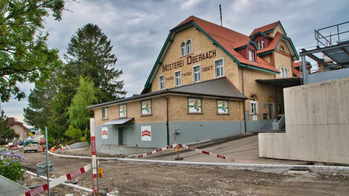 Das Dach der Landi Aachtal ist neu, die Strasse davor ebenfalls in Bälde.