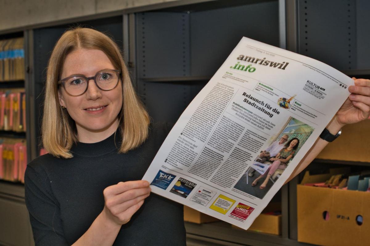 Seraina Hess hält die Titelseite der ersten Ausgabe von «amriswil.info» in der Hand