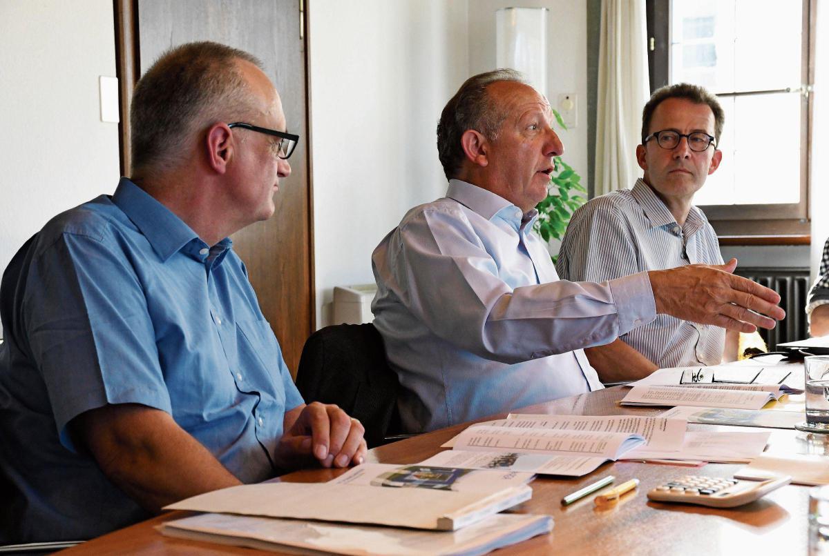 Finanzchef Thomas Grimm, Stadtpräsident Martin Salvisberg und Stadtschreiber Roland Huser erklären die Rechnung. (Bild: Rita Kohn)