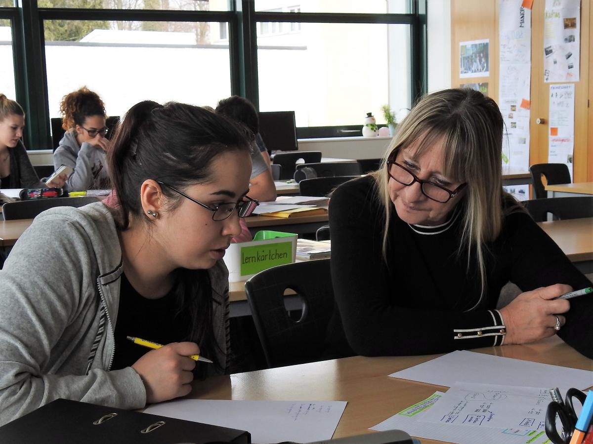 Estelle Reichelt erklärt einer Lernenden die deutschen Zeitformen, indem sie gemeinsam mit ihr ein Schema entwirft. (Bild: Bildungszentrum Arbon)