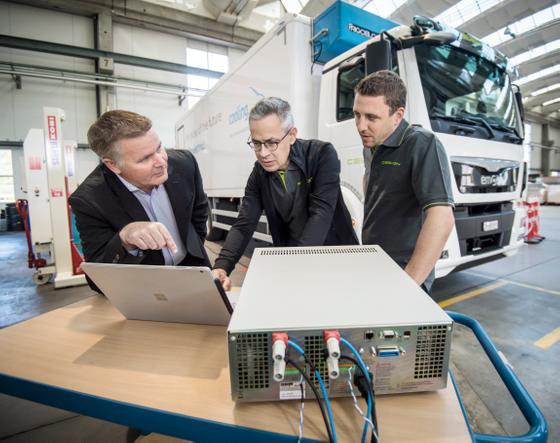 Der Geschäftsführer der Ceekon AG, Hanspeter Krapf, zeigt auf dem Bildschirm Analysen eines umgerüsteten Lastwagen seinen beiden Mitarbeitern Rico Bruggmann und Oliver Bucher. (Bild: Reto Martin)