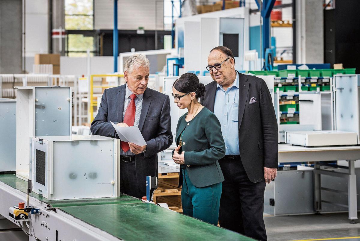 In der Fabrik von Forster Swiss Home AG: Produktionsleiter Heinz Baumgarten, CEO Ipek Demirtas und VR-Präsident Max Müller. (Bild: Reto Martin)