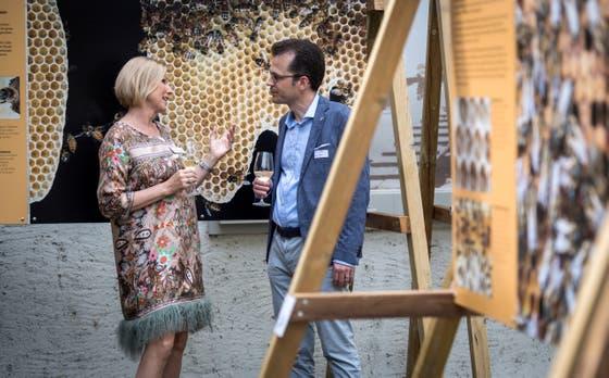 Sie schwärmen für Bienen: Schirmherrin Marisa Bühler und Stadtpräsident Dominik Diezi. (Bild: Reto Martin)