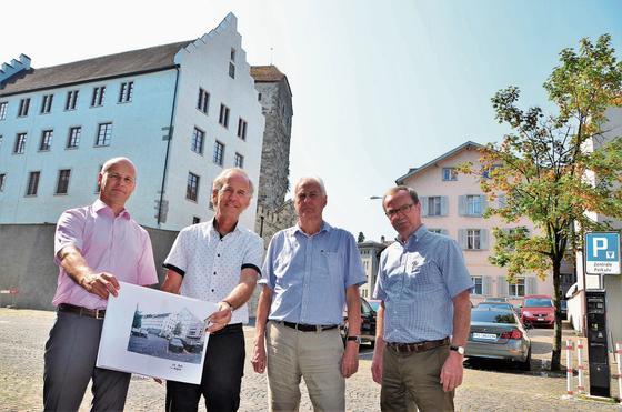 Präsentieren die Konzeptidee mit Schloss und Neubau: Stadtpräsident Andreas Balg, Stadtrat Peter Gubser, Architekt Heinz Nyffenegger und Max Gimmel (FDP/XMV-Fraktion). (Bild: Max Eichenberger)