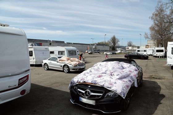 Decken über Luxusschlitten: Die Fahrenden campieren in der Nähe des Jumbo. (Bild: Martin Rechsteiner)