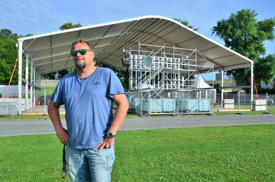 Co-Veranstalter Reto Lütschg vor der WM-Longue, die neu überdacht ist. (Bild: Max Eichenberger)
