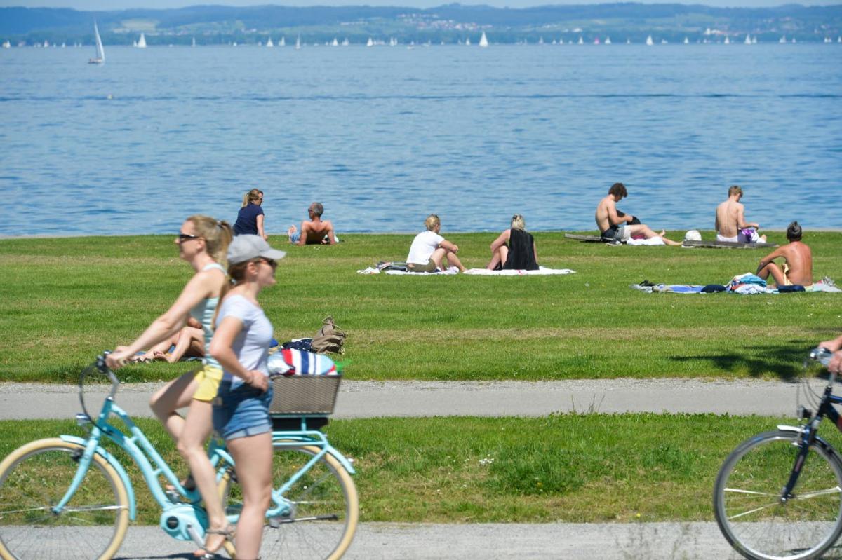 Die Arboner Grünanlagen am See ziehen viele Menschen an. Mit einem tieferen Steuerfuss wäre die Stadt auch als Wohnort attraktiver.