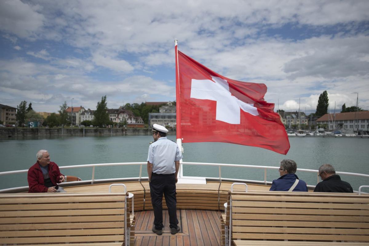 Menschen geniessen die Fahrt auf der frisch renovierten MS St. Gallen der Schweizerischen Bodensee Schifffahrt SBS.