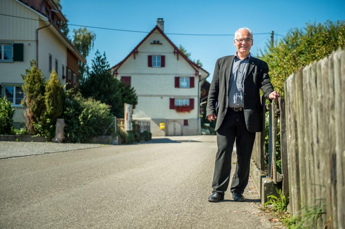 Der Egnacher Gemeindepräsident Stephan Tobler im Weiler Olmishausen.