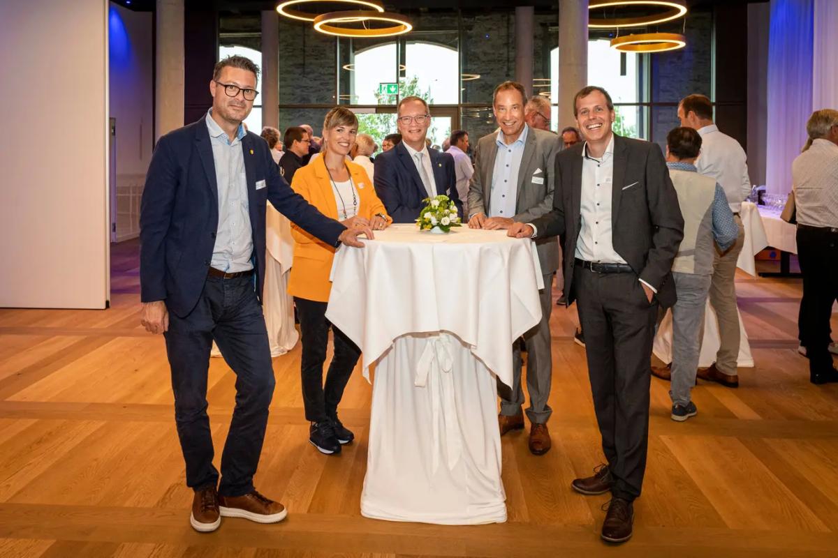 Arbeitgeberpräsident Andrea Roth (ganz rechts) in Feierlaune. Mit ihm am Tisch stehen (von rechts nach links) IHK-Präsident Christian Neuweiler, Regierungsrat Walter Schönholzer, die abtretende Vizepräsidentin der Arbeitgeber Diana Gutjahr und Stadtpräsident Roger Martin.