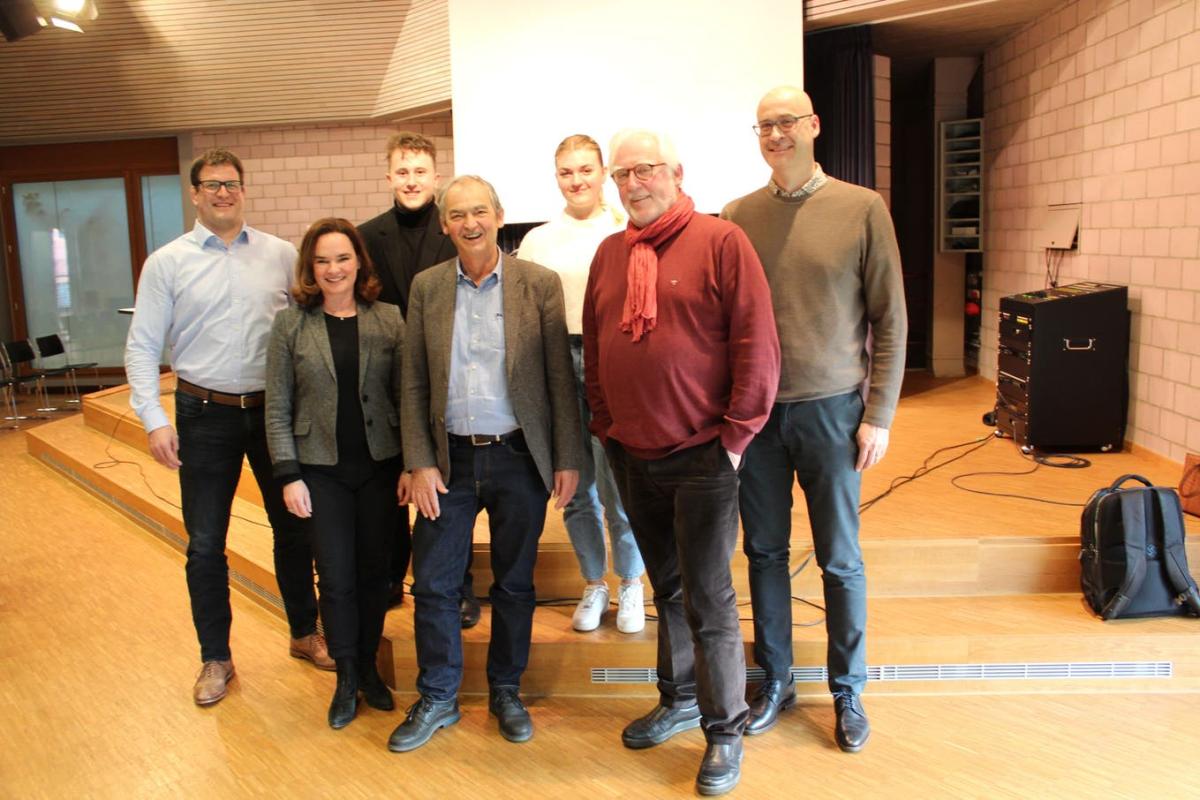Manuel Strupler (SVP), Kantonsrätin Kristiane Vietze (FDP), Nationalrat Kurt Egger (Grüne), Kantonsrat Felix Meier (SP) (von links) mit dem Moderatoren-Duo Arlind Ukaj und Anesa Jahja (hintere Reihe von links) und Kantonsschullehrer Patrik Fink.