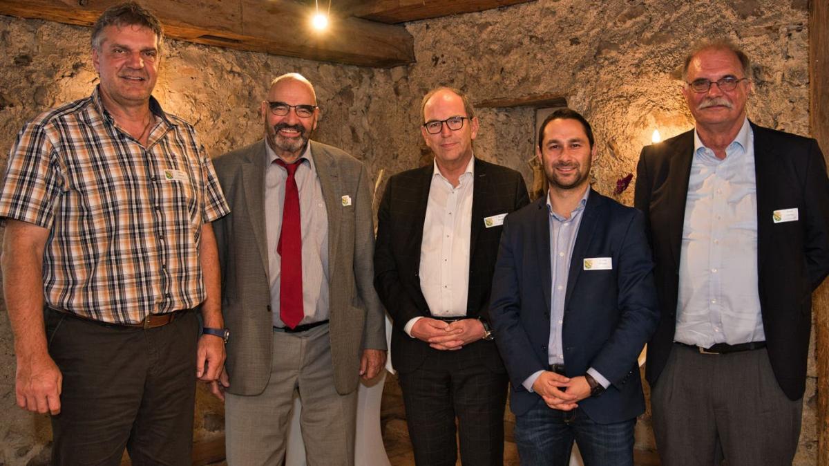 Werner Günthör, ehemaliger Weltmeister im Kugelstossen, Trainer Jean-Pierre Egger, der St.Galler Regierungsrat Bruno Damann, Amriswils Stadtpräsident Gabriel Macedo sowie Roland Günthör, Organisator des Thurgauer Sportlerabends.