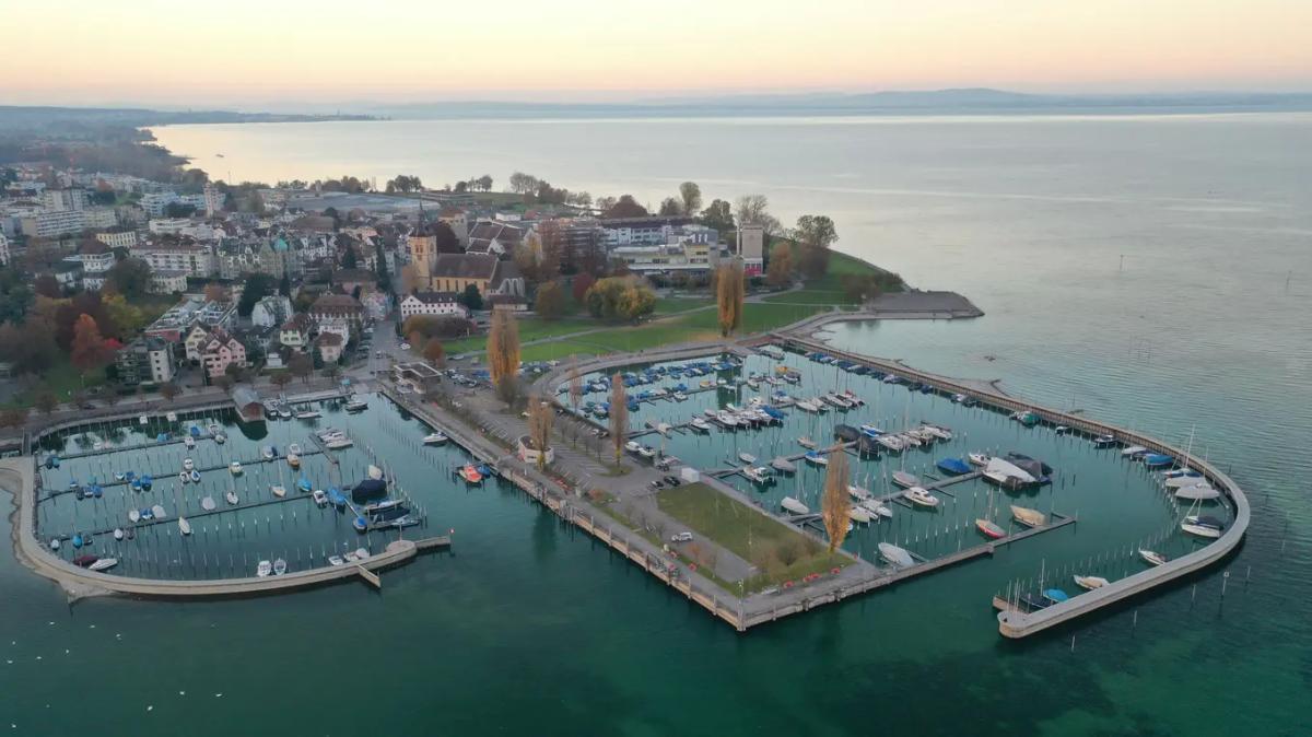 Begehrte Plätze in Arbons altem Hafen (links) und Schlosshafen (rechts). Auf der Warteliste stehen alleine 400 Namen, Platz hat es aber nur für rund 600 Boote.