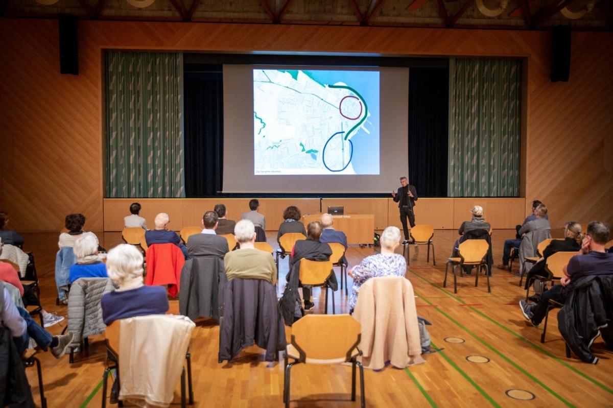 Paul Dominik Hasler vom Netzwerk Altstadt/Espace Suisse stellte im Seeparksaal die «Nutzungsstrategie Altstadt» vor.