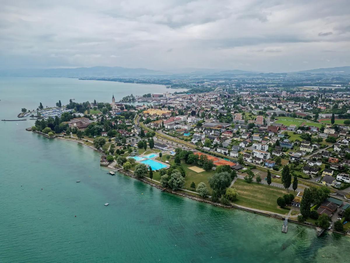 Der Blick von oben auf das Seebad in Romanshorn. Am rechten Bildrand, auf der freien Wiese zwischen dem Gebäude des Kanuklubs und der Seebadwiese, hätte es genug Platz für ein Hallenbad oder sogar für ein Wassersportzentrum nationaler Bedeutung.