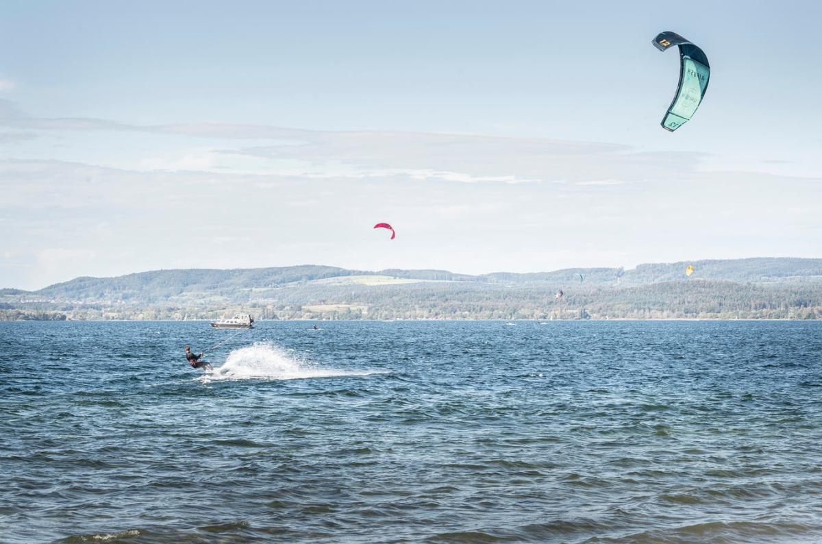 Kitesurfer dürfen seit diesem Jahr auch vor Romanshorn die Drachen steigen lassen..