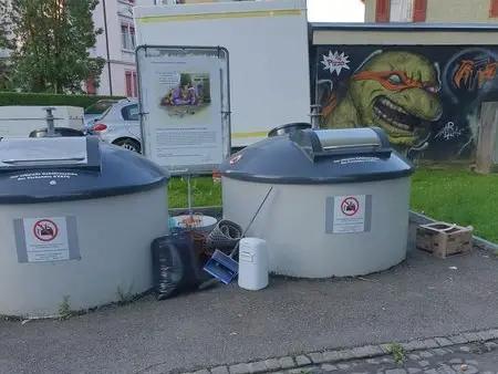 Eine alte Schaufel, ein dreckiger Teppich und Abfall in einem Sack ohne Marke: Über diesen Müll mokierten sich Facebook-Nutzer in der Gruppe «Du bisch vo Arbon, wenn ...».