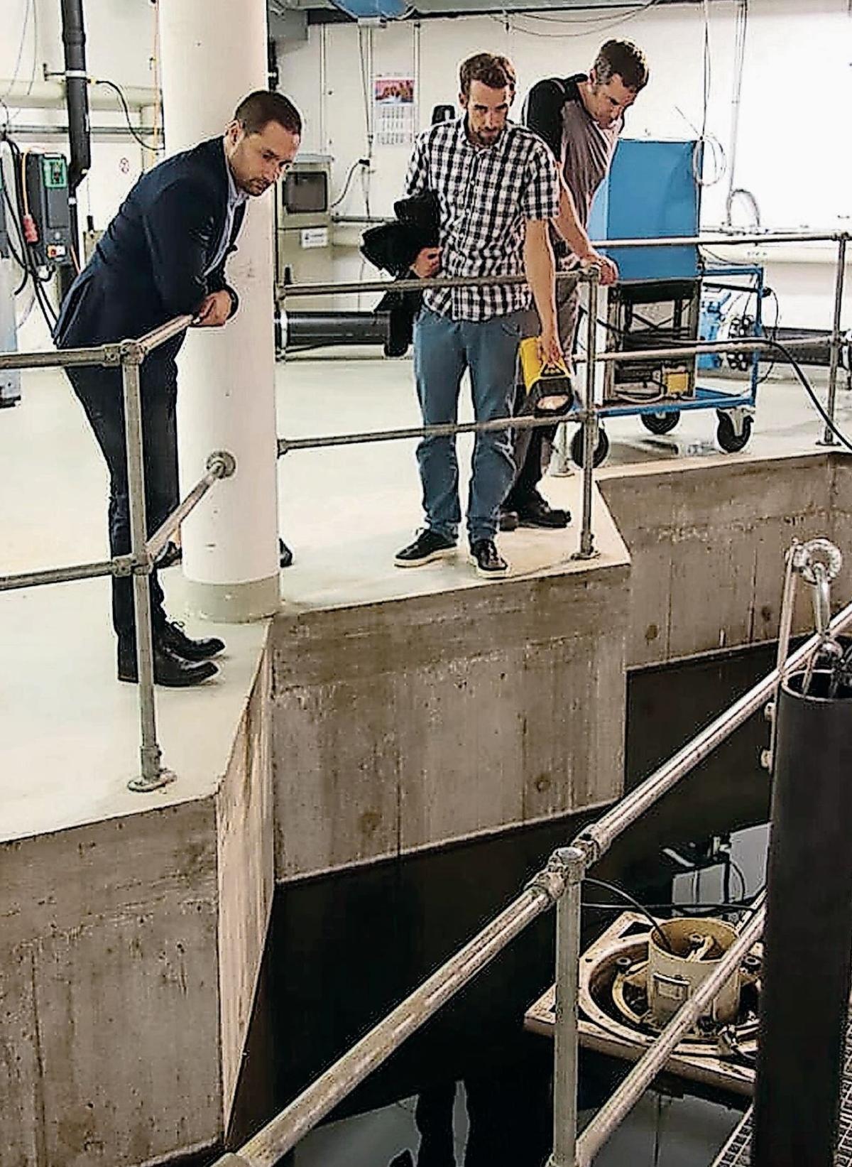 Blick in das neue Filterbecken der Kläranlage Moos: Gabriel Macedo, Präsident des Abwasserzweckverbandes Aachtal; Ingenieur Simon Bitterwolf und Betriebsleiter Andreas Buchmüller