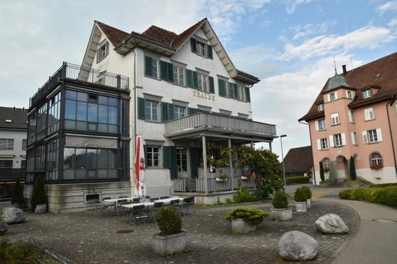 Das Restaurant Traube steht gleich neben dem Gemeindehaus in Neukirch. (Bild: Annina Flaig)