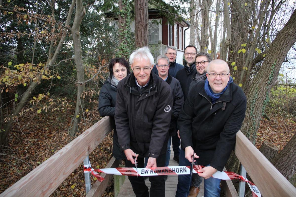 Weihen das neue Brüggli gemeinsam ein: Regina Slongo (Gemeinderätin ), Christian Wieland (Gemeinderat ), Markus Villiger (Verwaltungsrat EW), Bruno Messmer (Verwaltungsrat EW), Joh van der Bie (Geschäftsleiter EW), Klemen Vehovec (Gemeinderat ) und Jakob Küng (Verwaltungsratspräsident EW). (Bild: Trudi Krieg)