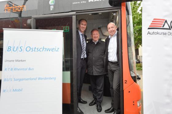Autokurse Oberthurgau AG und Bus Ostschweiz sind neue Buspartner. Geschäftsleiter Roland Ochsner, AOT-Präsident Martin Salvisberg und Standortleiter Daniel Richter. (Bild: Donato Caspari)