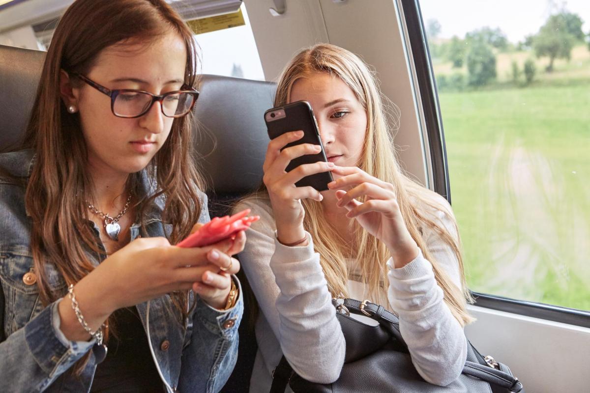 Der Blick in die Zukunft ist für viele der Blick ins Smartphone: Soziale Medien beeinflussen die Berufswahl von Ostschweizer Jugendlichen stark. Bild: Christof Schuerpf/Keystone