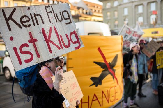 Jugendliche demonstrieren während der Frühjahrssession vor dem Bundeshaus in Bern. (KEYSTONE/Alessandro della Valle)
