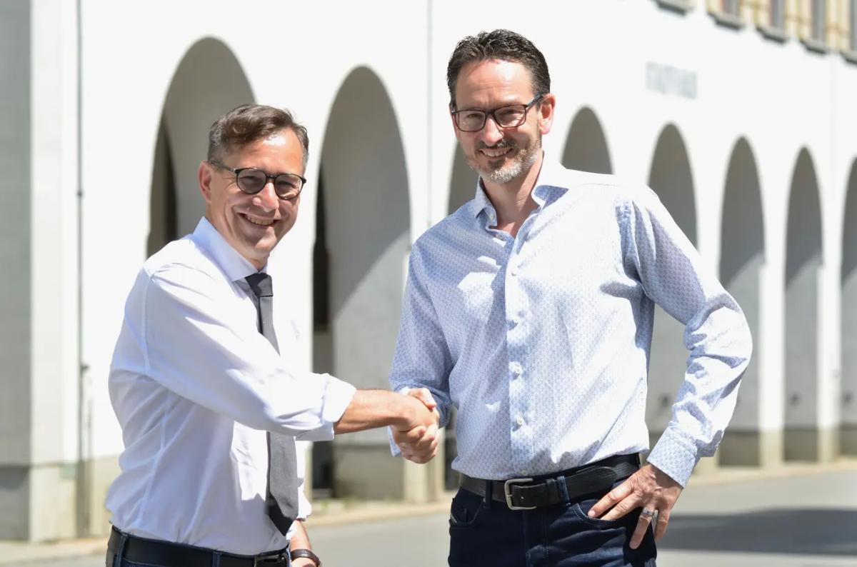 Harry Ratheiser gratuliert Renè Walther (links) vor dem Stadthaus zum Sieg.