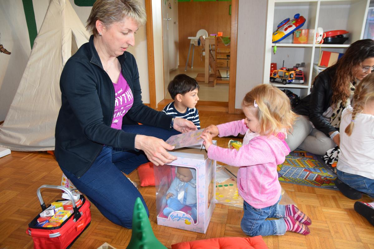 Die Leiterin des Kinderhauses Heike Köhler hilft beim Auspacken der neuen Spielsachen (Bild: Gilbert Piaser)