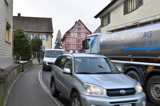 Die Spange Süd soll die Hubgasse in Roggwil entlasten, wo es eng werden kann. (Bild: Max Eichenberger)