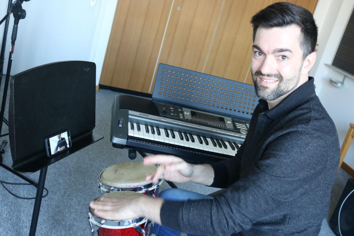 Der Schulleiter der Musikschule Romanshorn, Samuel Forster, spielt am Schlagzeug, nimmt die Session auf und übermittelt sie dann seinem Schüler.