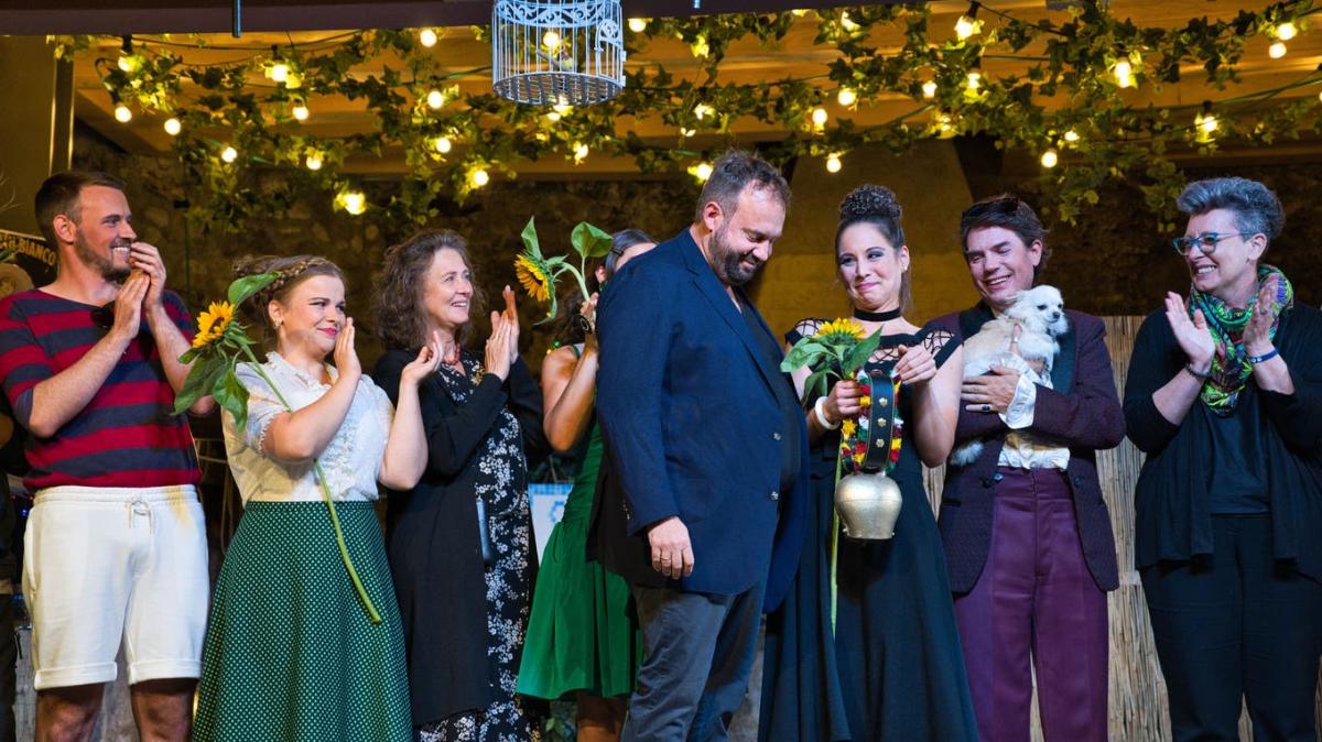 Regisseur Florian Rexer überreicht Ramona Fattini die jährlich vergebene Auszeichnung der Schlossfestspiele.