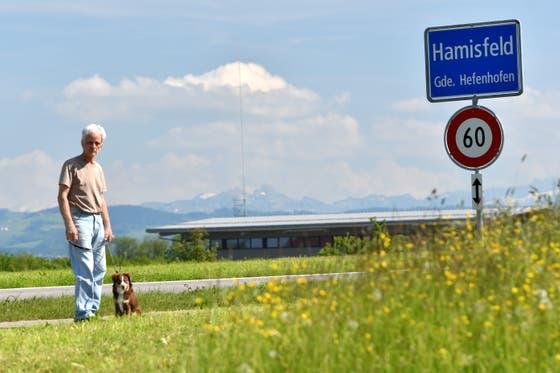 Erwin Aebersold spaziert mit seiner Hündin Lou. Der Hamisfelder will keine 5G-Mobilfunkantenne in seiner Nachbarschaft. (Bild: Manuel Nagel)