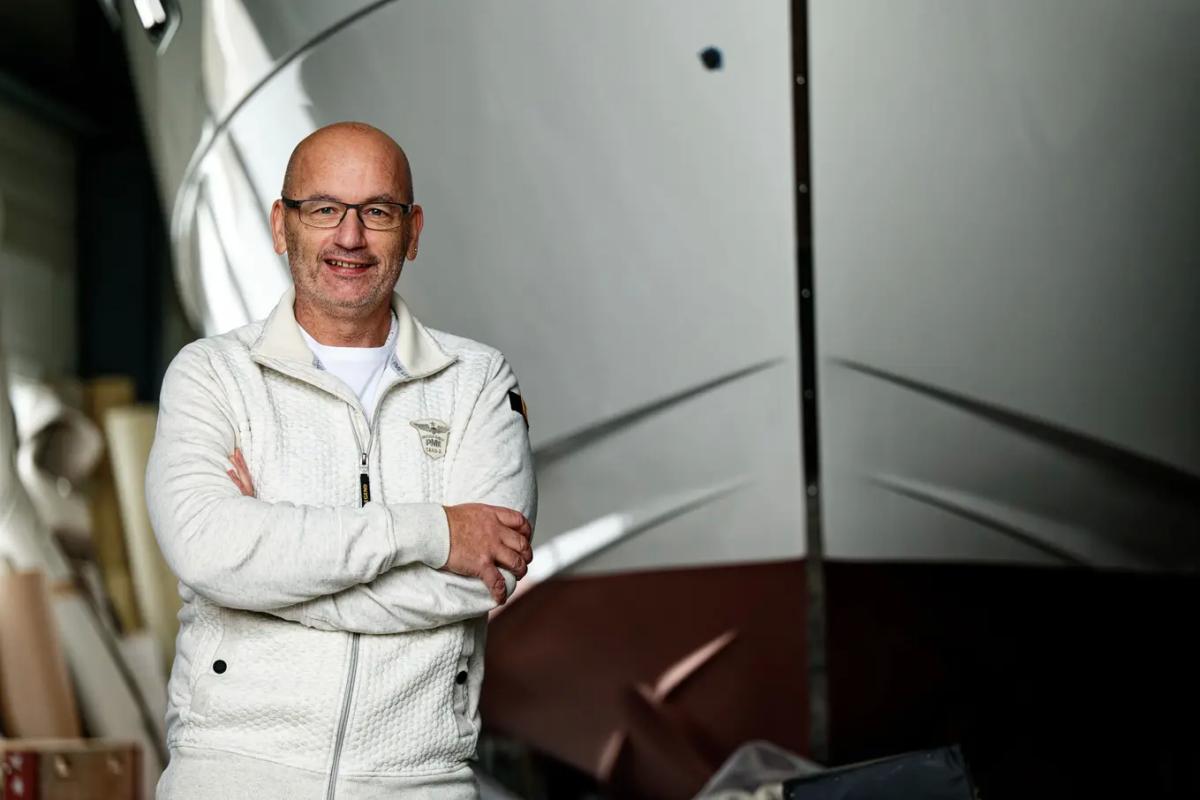 Arbons Stadtrat Jörg Zimmermann steht vor einem Boot in der Halle seiner Firma.