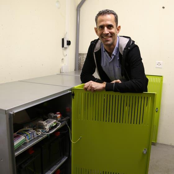 Andreas Dörig zeigt seine Stromspeicher aus Blei-Akkus, die zusammen eine Speicherkapazität von 24 Kilowatt aufweisen. (Bild: Sheila Eggmann)