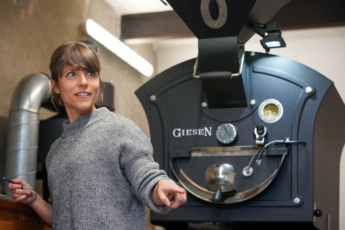 Bettina Hanimann steht vor dem Kaffeeröster in ihrer Steinacher Garage: «Das Gerät macht den Kaffee erst zu dem Produkt, wie wir es kennen.» 