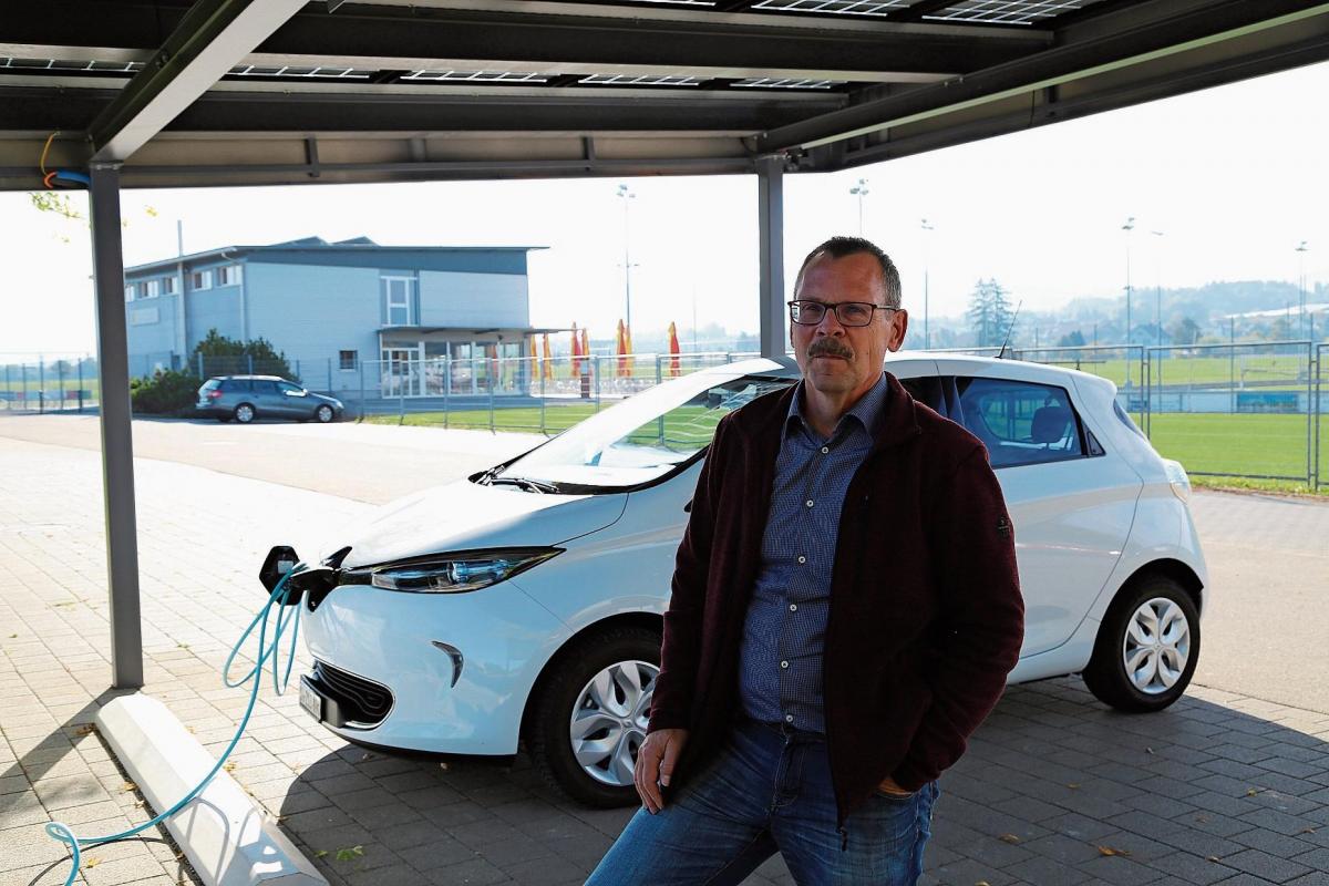 Roland Etter tankt sein Auto an der Stromtankstelle Morgental: Das Fotovoltaik-Dach generiert genug Strom, um ein Auto jährlich bis zu 1 (Bild: Jolanda Riedener)