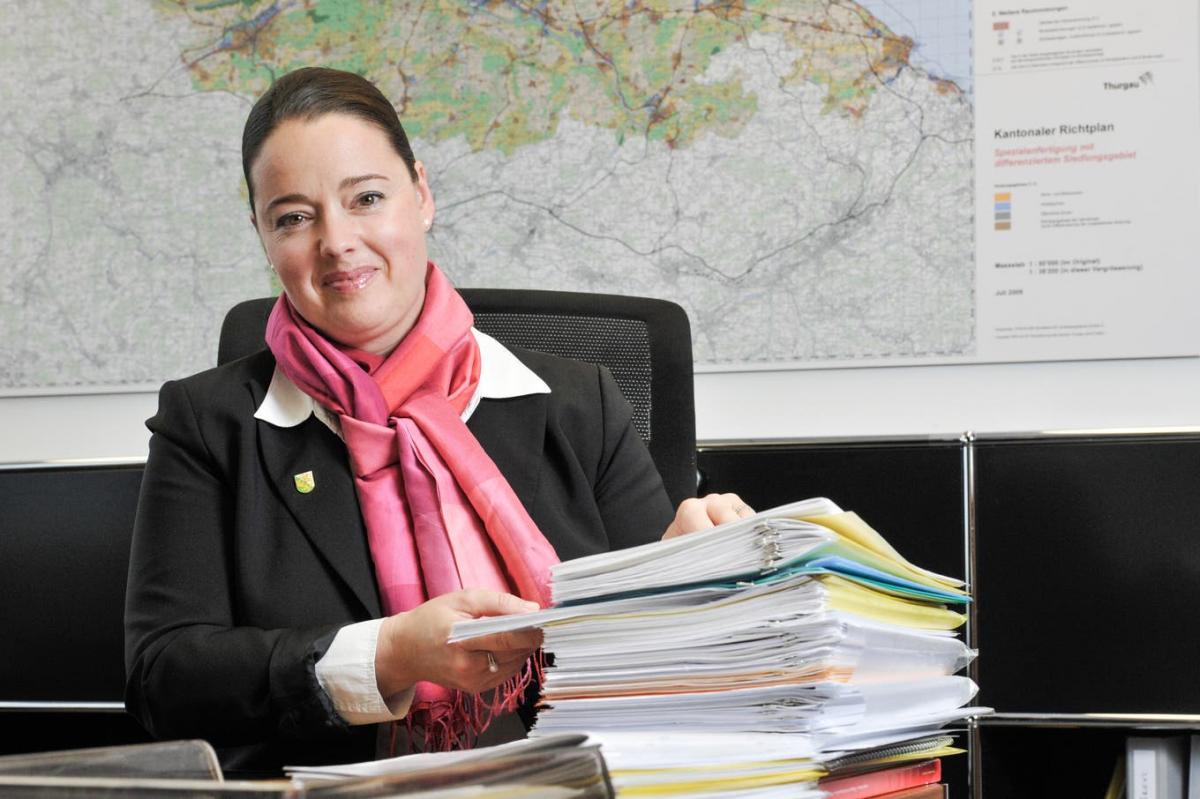 Regierungsrätin Carmen Haag in ihrem Büro in Frauenfeld mit dem kantonalen Richtplan an der Wand .