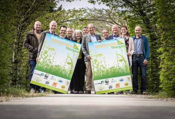 Vertreter des Initiativkomitees Biodiversität Thurgau posieren anlässlich einer Medienkonferenz im Frauenfelder Klösterligarten. (Bild: Reto Martin)