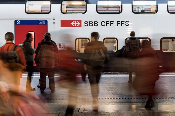 Trotz gut gefüllter Züge zu den Stosszeiten: Die Bahnpendler sind gegenüber den Autopendlern in der Minderheit. (KEYSTONE/Jean-Christophe Bott)