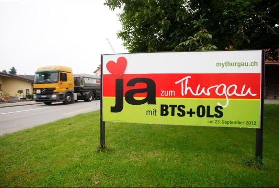 Plakat der BTS-Befürworter: Die Interessengemeinschaft BTS lobbyiert in Bern für das Projekt. (Bild: Donato Caspari)